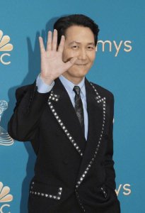 ​《鱿鱼游戏》主演李政宰确诊新冠 郑雨盛为阴性