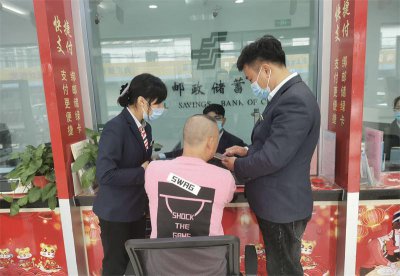 ​男子急着要办银行卡存钱，邮政员工觉察出“猫腻”