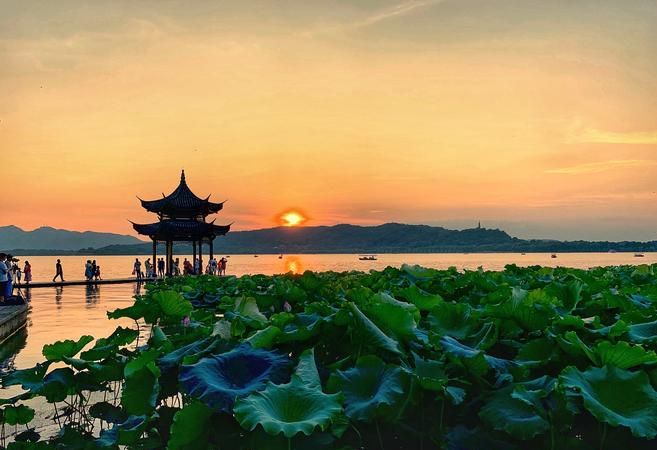 毕竟西湖六月中下一句